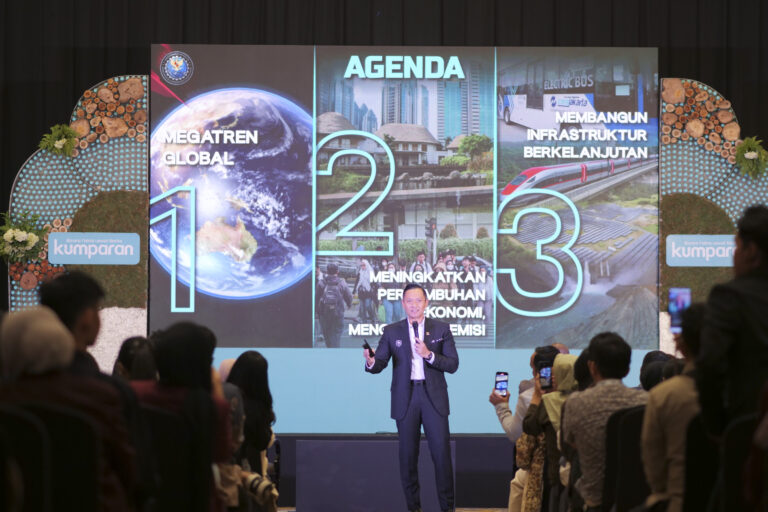 kumparan conference presents roadmap for 100 percent clean energy in Indonesia